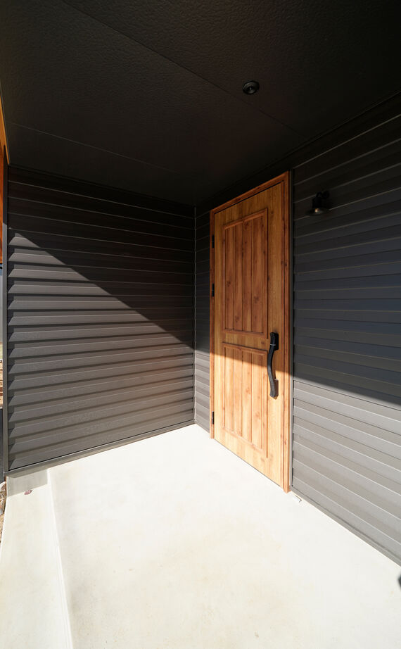 HOLOS HOME（ホロスホーム） 【刈谷市｜大きな吹抜け｜サブリビング】広々とした庭と三角屋根のシルエットが特徴の開放的な住まいの建築実例画像3