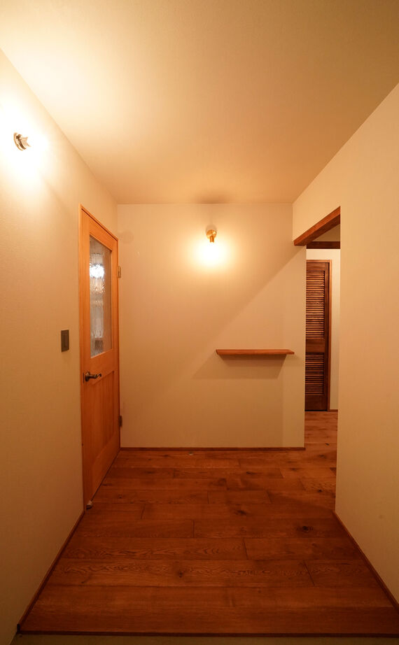 HOLOS HOME（ホロスホーム） 【刈谷市｜大きな吹抜け｜サブリビング】広々とした庭と三角屋根のシルエットが特徴の開放的な住まいの建築実例画像4