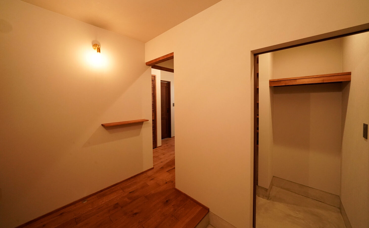 HOLOS HOME（ホロスホーム） 【刈谷市｜大きな吹抜け｜サブリビング】広々とした庭と三角屋根のシルエットが特徴の開放的な住まいの建築実例画像5