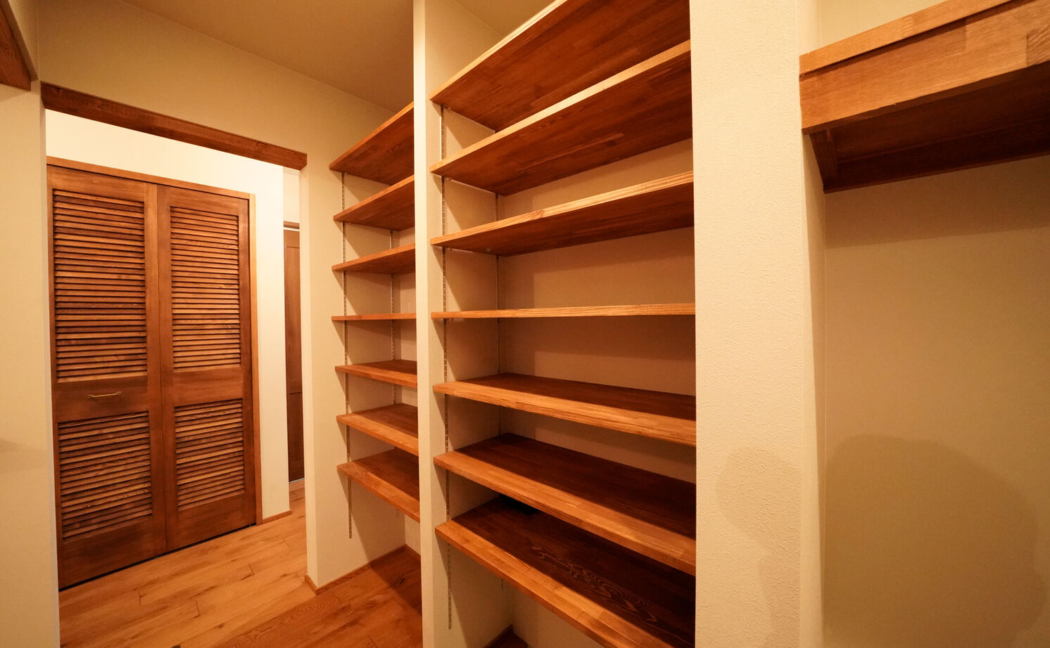 HOLOS HOME（ホロスホーム） 【刈谷市｜大きな吹抜け｜サブリビング】広々とした庭と三角屋根のシルエットが特徴の開放的な住まいの建築実例画像6