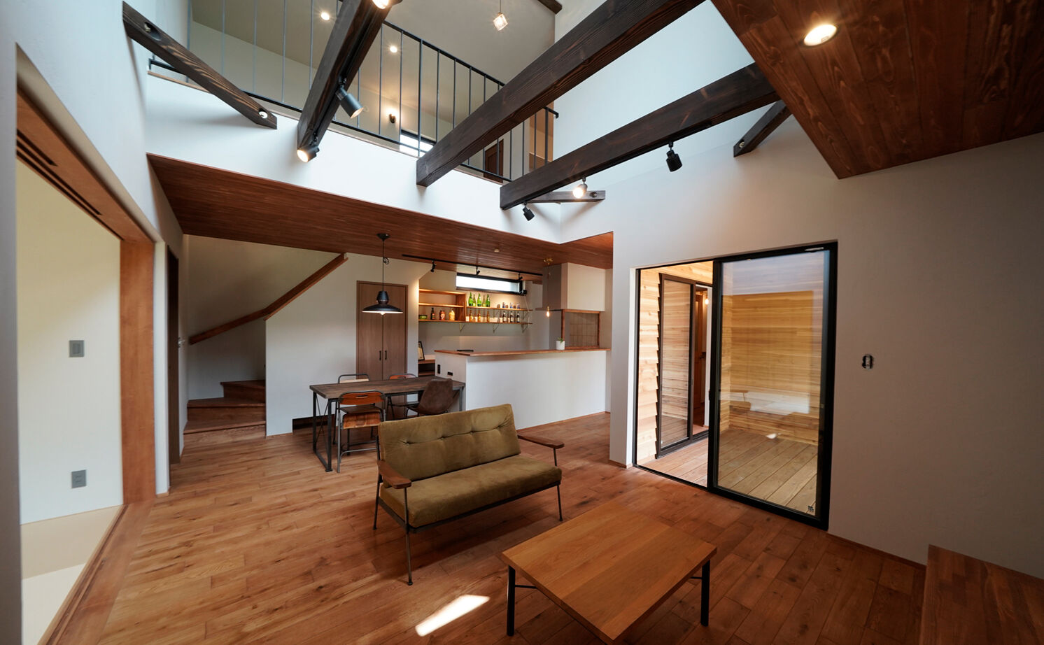 HOLOS HOME（ホロスホーム） 【刈谷市｜大きな吹抜け｜サブリビング】広々とした庭と三角屋根のシルエットが特徴の開放的な住まいの建築実例画像7