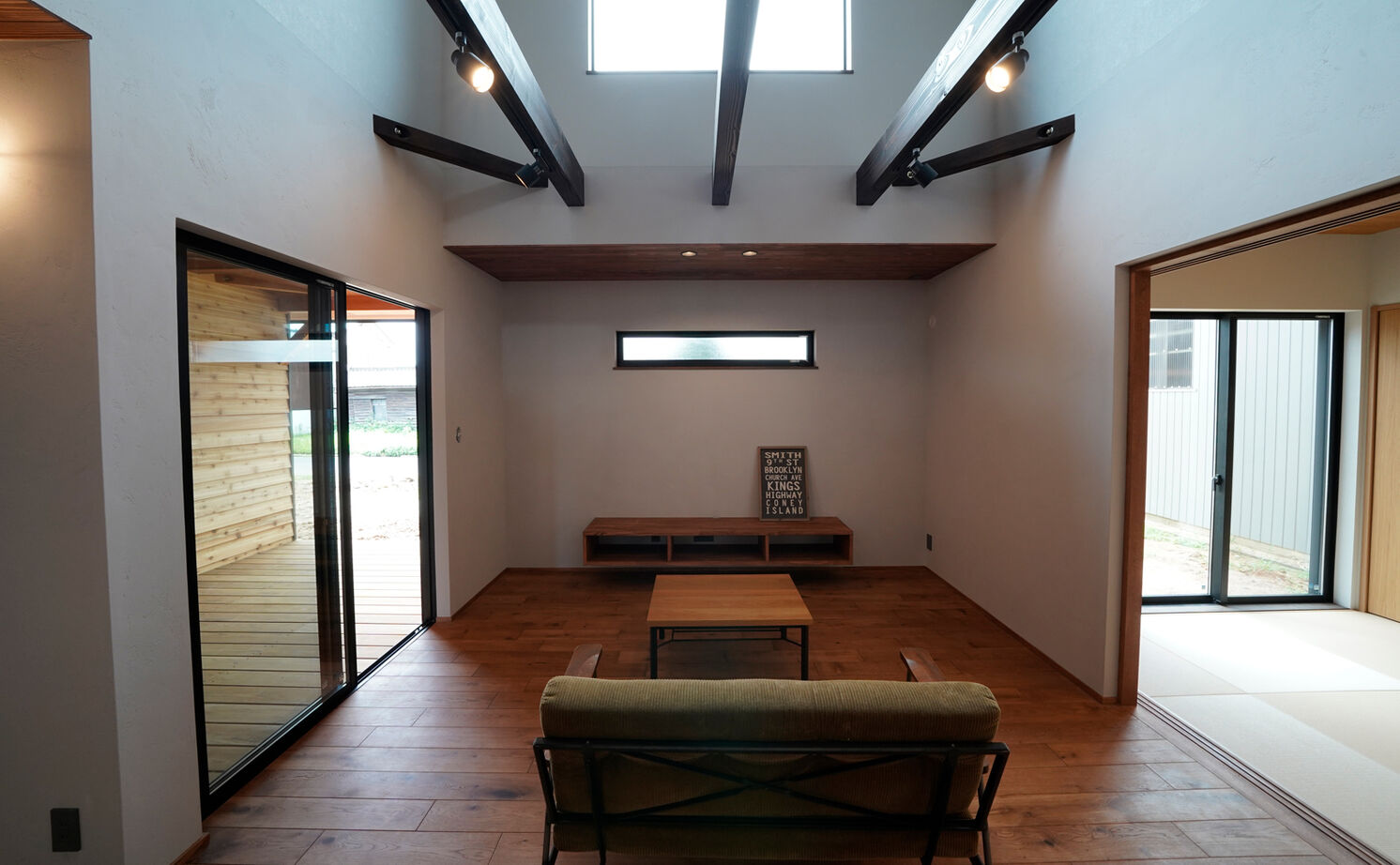 HOLOS HOME（ホロスホーム） 【刈谷市｜大きな吹抜け｜サブリビング】広々とした庭と三角屋根のシルエットが特徴の開放的な住まいの建築実例画像8