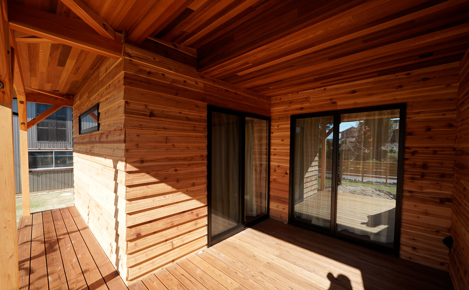 HOLOS HOME（ホロスホーム） 【刈谷市｜大きな吹抜け｜サブリビング】広々とした庭と三角屋根のシルエットが特徴の開放的な住まいの建築実例画像9