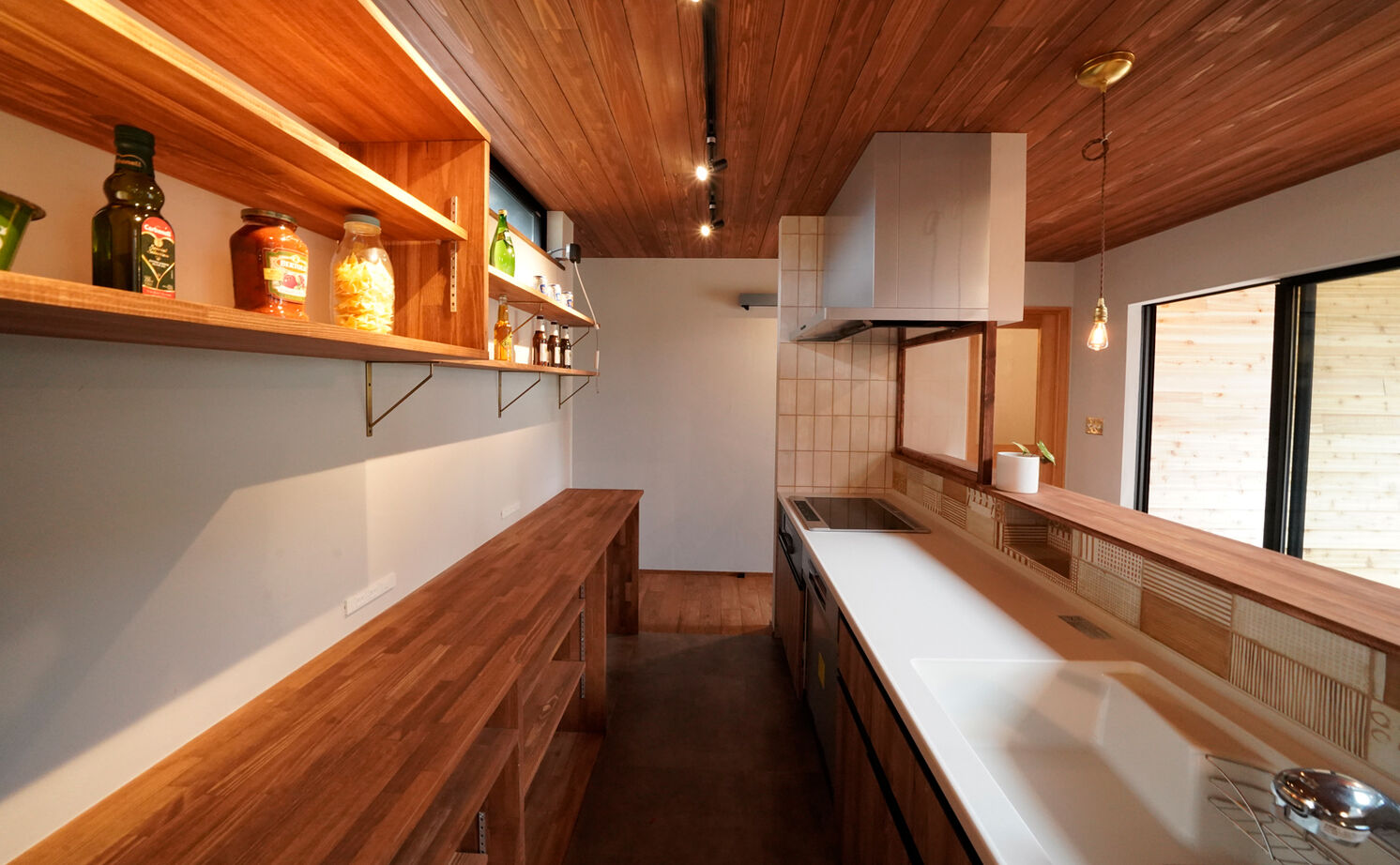 HOLOS HOME（ホロスホーム） 【刈谷市｜大きな吹抜け｜サブリビング】広々とした庭と三角屋根のシルエットが特徴の開放的な住まいの建築実例画像10