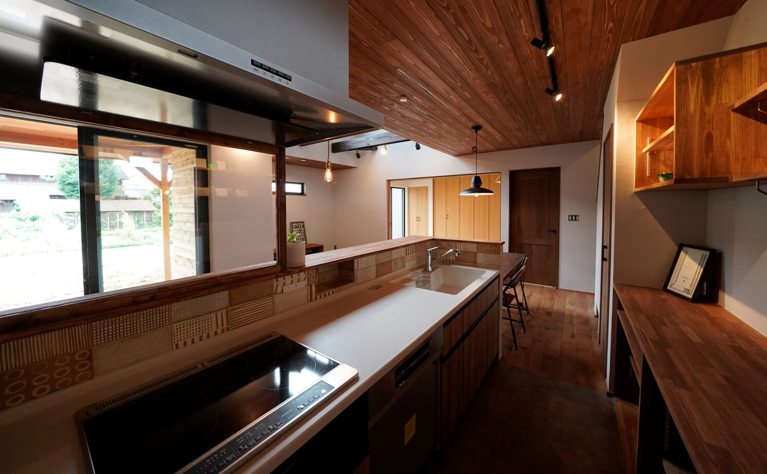 HOLOS HOME（ホロスホーム） 【刈谷市｜大きな吹抜け｜サブリビング】広々とした庭と三角屋根のシルエットが特徴の開放的な住まいの建築実例画像11