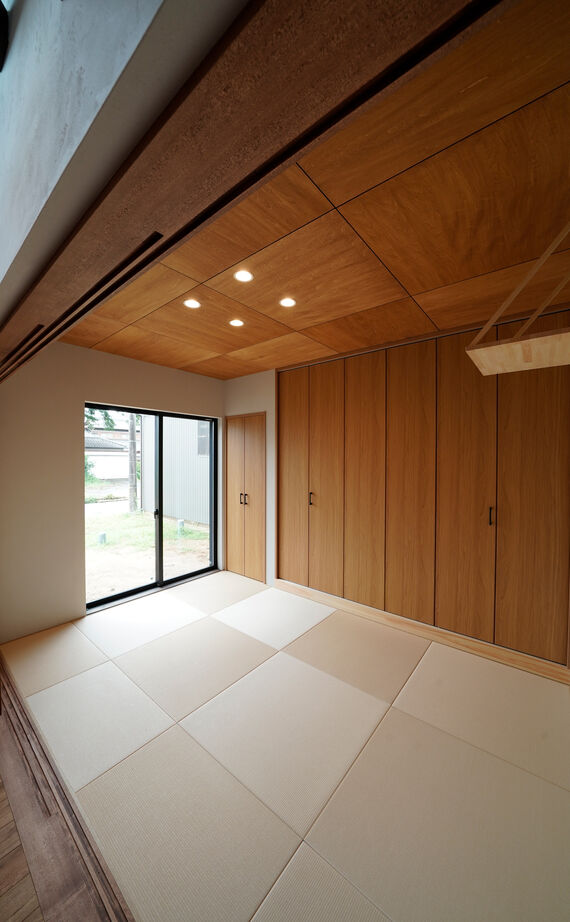 HOLOS HOME（ホロスホーム） 【刈谷市｜大きな吹抜け｜サブリビング】広々とした庭と三角屋根のシルエットが特徴の開放的な住まいの建築実例画像12