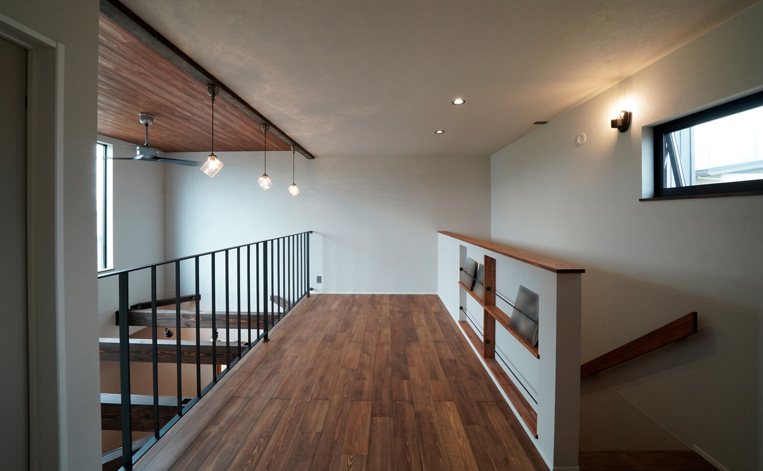 HOLOS HOME（ホロスホーム） 【刈谷市｜大きな吹抜け｜サブリビング】広々とした庭と三角屋根のシルエットが特徴の開放的な住まいの建築実例画像13