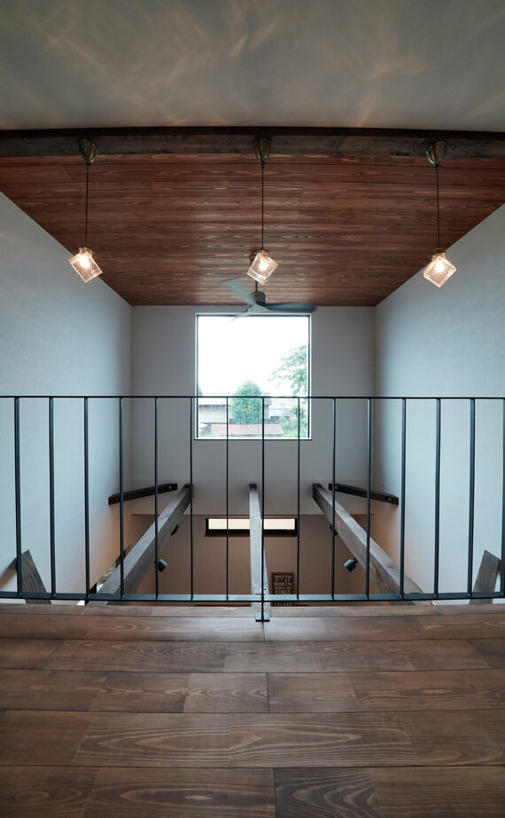 HOLOS HOME（ホロスホーム） 【刈谷市｜大きな吹抜け｜サブリビング】広々とした庭と三角屋根のシルエットが特徴の開放的な住まいの建築実例画像14