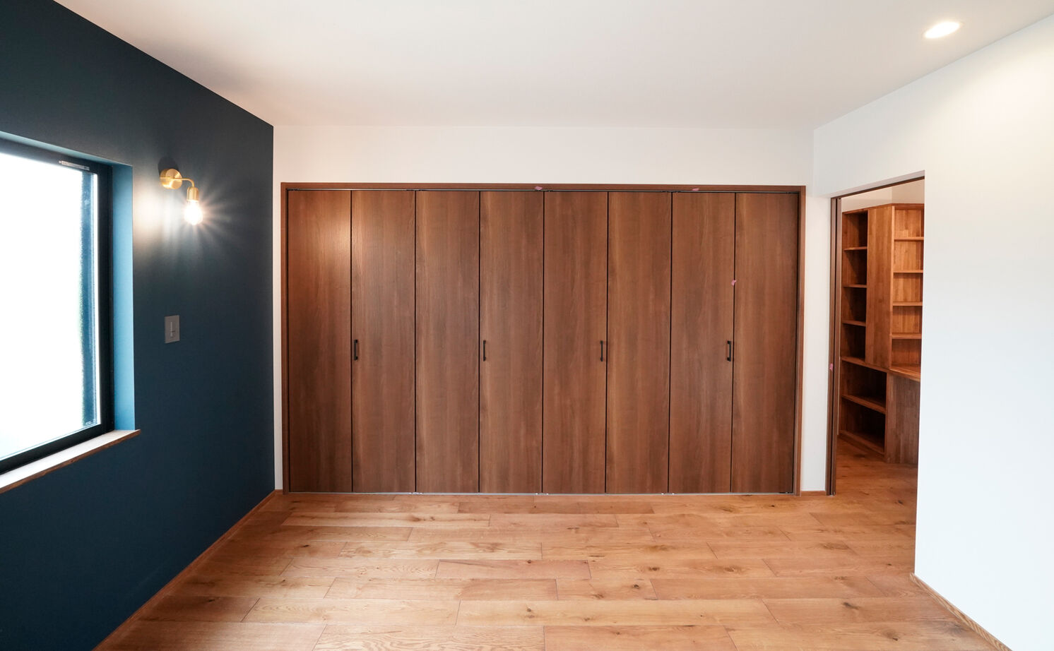 HOLOS HOME（ホロスホーム） 【刈谷市｜大きな吹抜け｜サブリビング】広々とした庭と三角屋根のシルエットが特徴の開放的な住まいの建築実例画像15