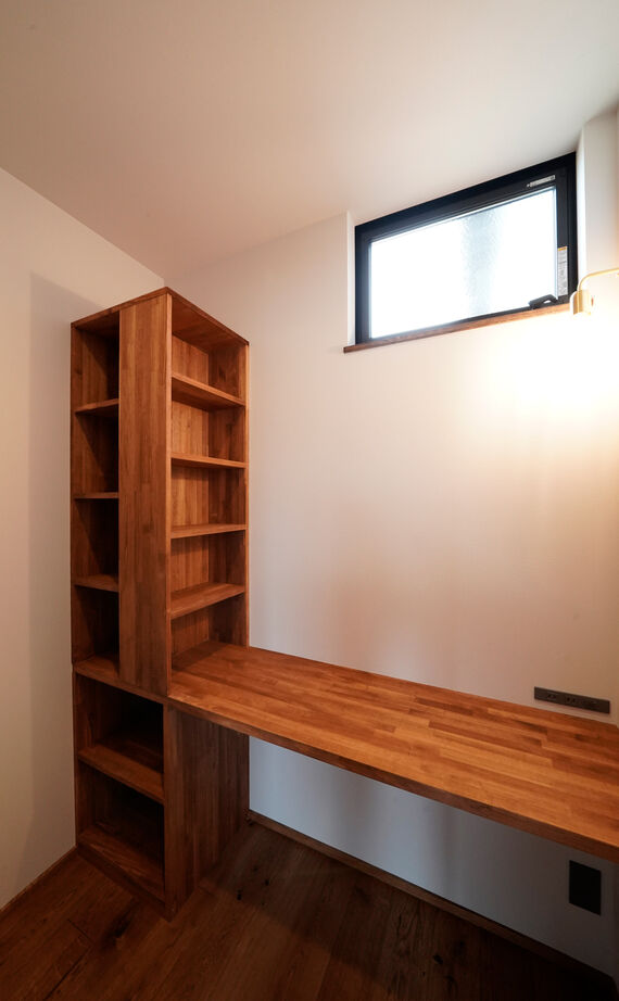 HOLOS HOME（ホロスホーム） 【刈谷市｜大きな吹抜け｜サブリビング】広々とした庭と三角屋根のシルエットが特徴の開放的な住まいの建築実例画像16