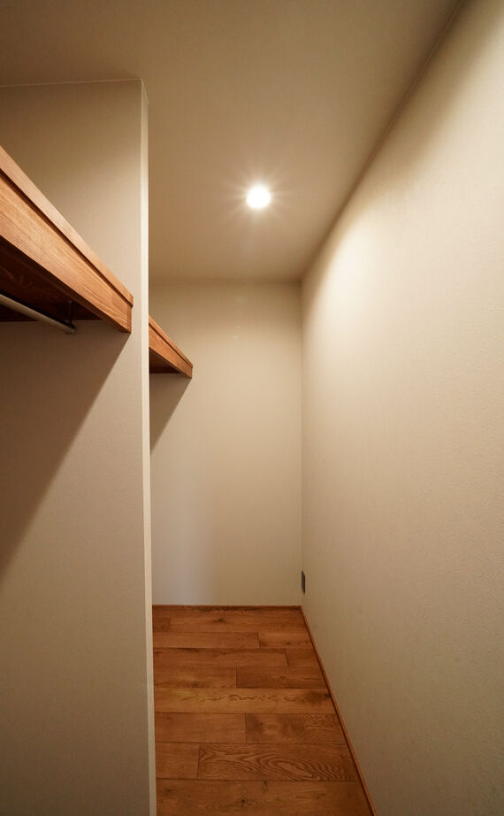 HOLOS HOME（ホロスホーム） 【刈谷市｜大きな吹抜け｜サブリビング】広々とした庭と三角屋根のシルエットが特徴の開放的な住まいの建築実例画像17