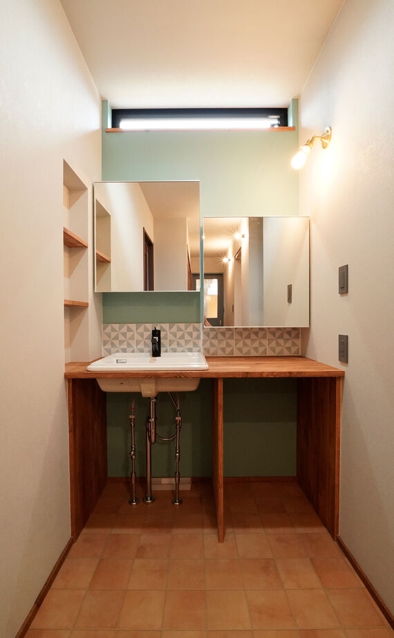 HOLOS HOME（ホロスホーム） 【刈谷市｜大きな吹抜け｜サブリビング】広々とした庭と三角屋根のシルエットが特徴の開放的な住まいの建築実例画像18