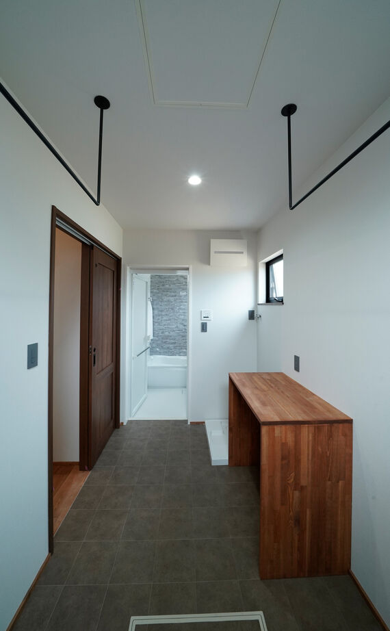 HOLOS HOME（ホロスホーム） 【刈谷市｜大きな吹抜け｜サブリビング】広々とした庭と三角屋根のシルエットが特徴の開放的な住まいの建築実例画像19