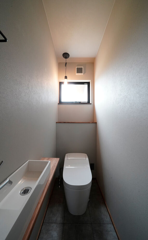 HOLOS HOME（ホロスホーム） 【刈谷市｜大きな吹抜け｜サブリビング】広々とした庭と三角屋根のシルエットが特徴の開放的な住まいの建築実例画像20