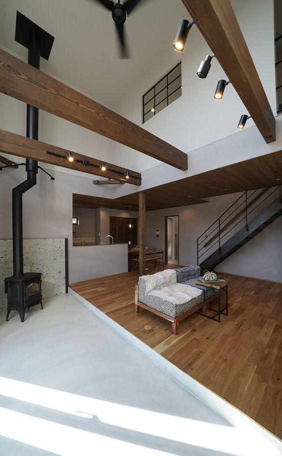 HOLOS HOME（ホロスホーム） 【西尾市│自然素材│吹き抜け】自由設計だからこそセンスが光る、土間＆薪ストーブの家の建築実例画像2