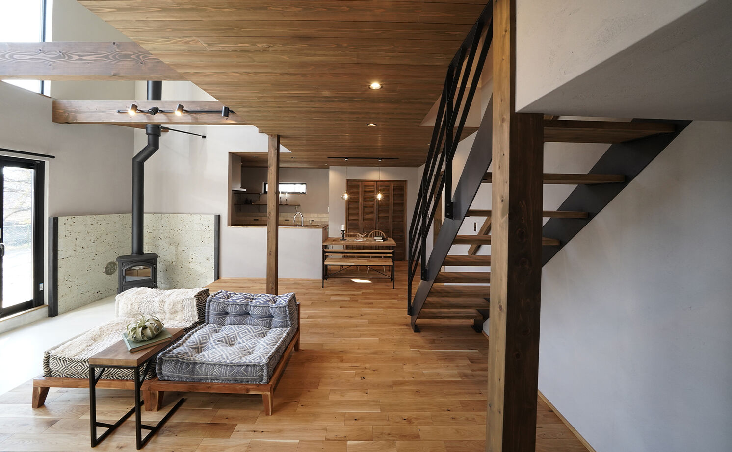 HOLOS HOME（ホロスホーム） 【西尾市│自然素材│吹き抜け】自由設計だからこそセンスが光る、土間＆薪ストーブの家の建築実例画像3