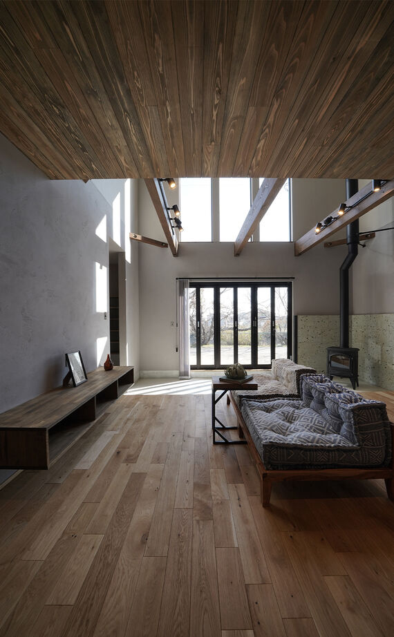 HOLOS HOME（ホロスホーム） 【西尾市│自然素材│吹き抜け】自由設計だからこそセンスが光る、土間＆薪ストーブの家の建築実例画像4