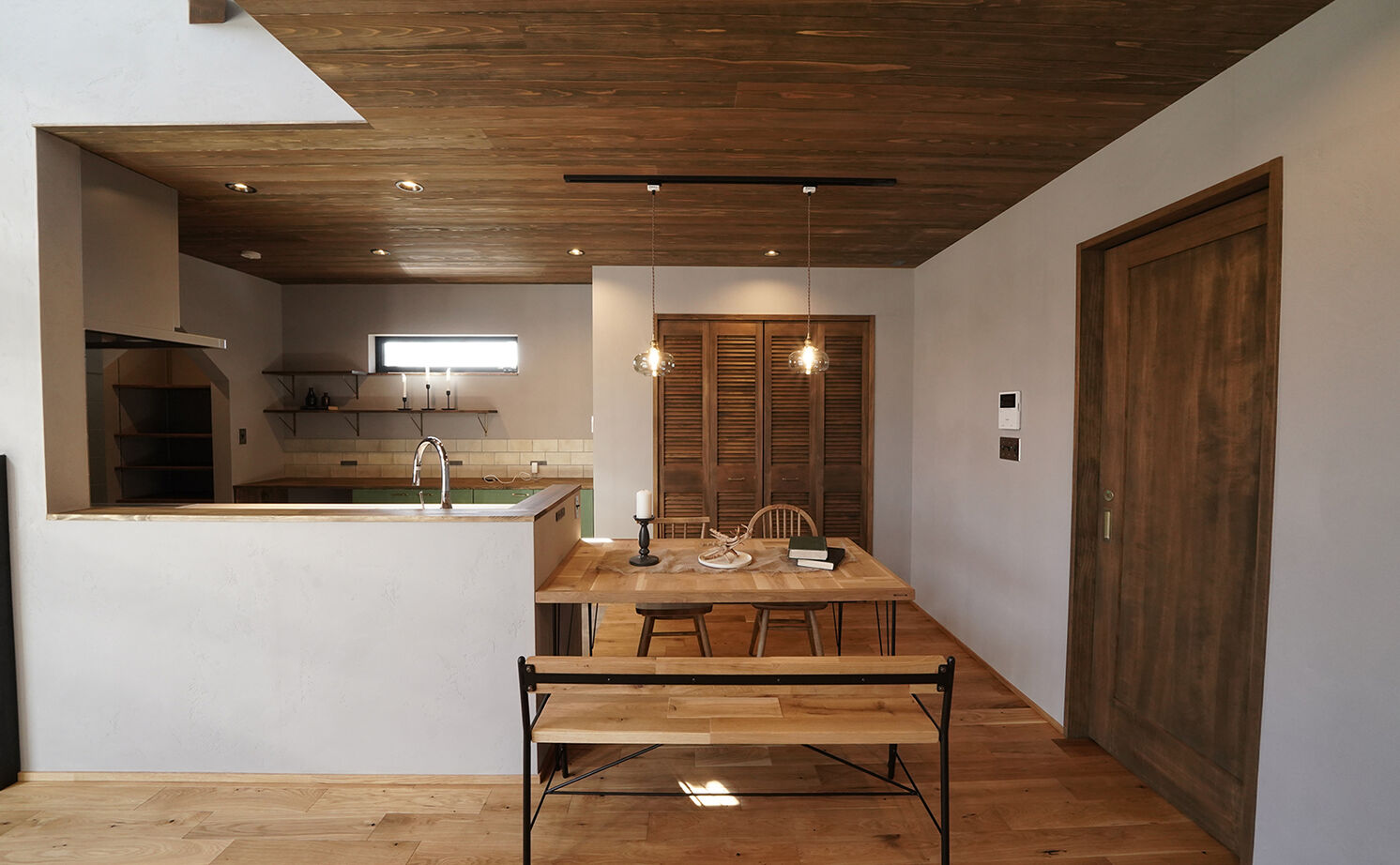 HOLOS HOME（ホロスホーム） 【西尾市│自然素材│吹き抜け】自由設計だからこそセンスが光る、土間＆薪ストーブの家の建築実例画像6