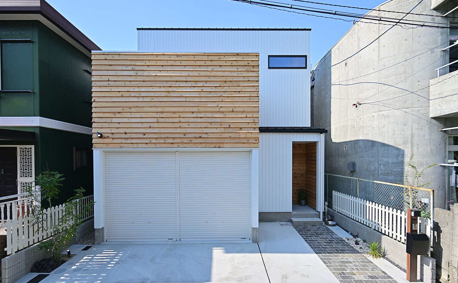 HOLOS HOME（ホロスホーム） 【名古屋市│スキップフロア｜ライトコート】２階リビングとインナーガレージのある家の建築実例画像2