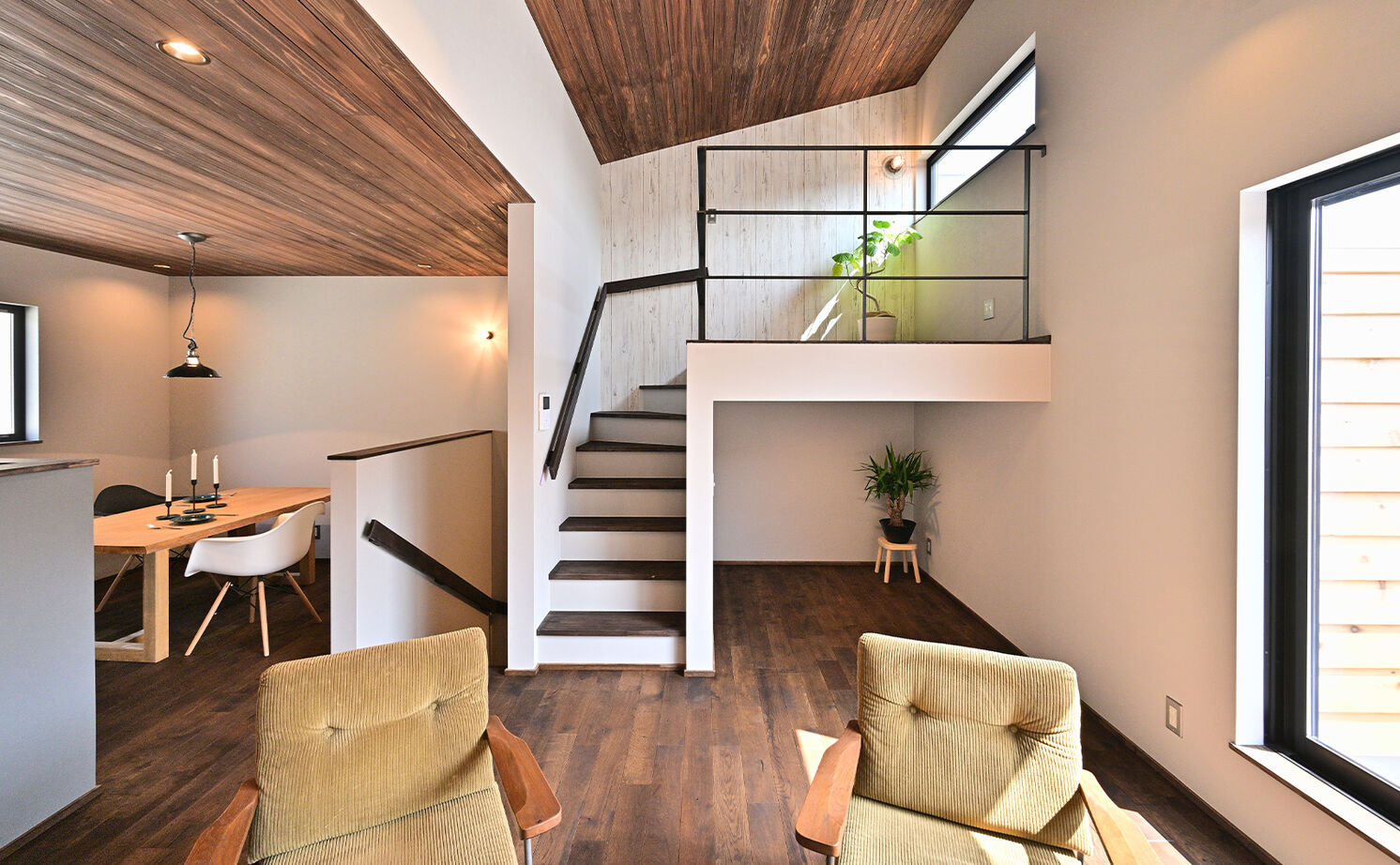 HOLOS HOME（ホロスホーム） 【名古屋市│スキップフロア｜ライトコート】２階リビングとインナーガレージのある家の建築実例画像4