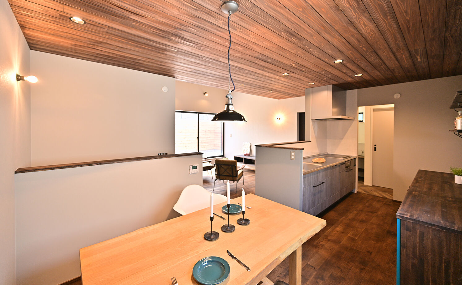 HOLOS HOME（ホロスホーム） 【名古屋市│スキップフロア｜ライトコート】２階リビングとインナーガレージのある家の建築実例画像8