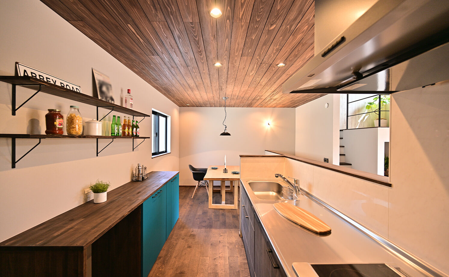 HOLOS HOME（ホロスホーム） 【名古屋市│スキップフロア｜ライトコート】２階リビングとインナーガレージのある家の建築実例画像9