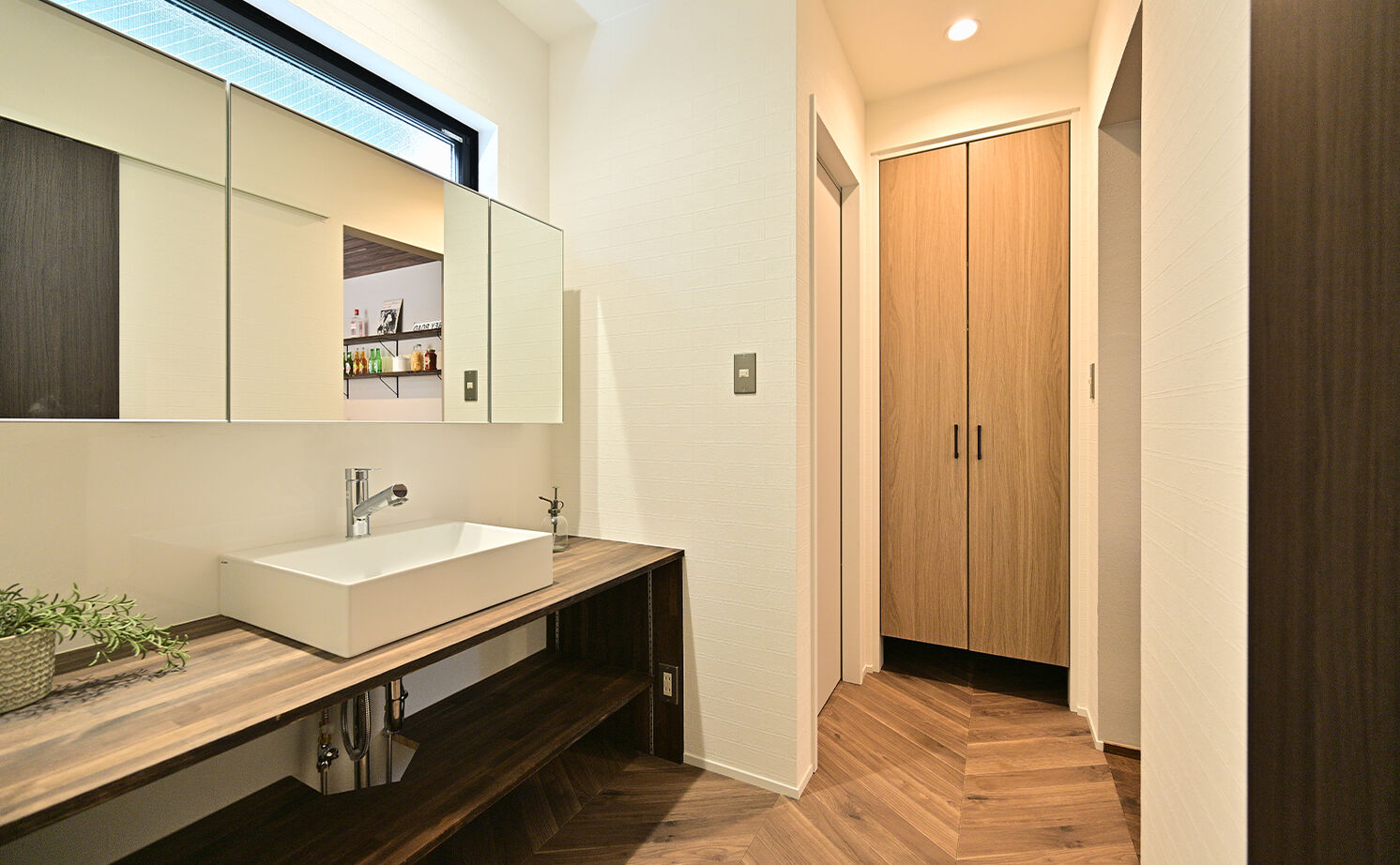 HOLOS HOME（ホロスホーム） 【名古屋市│スキップフロア｜ライトコート】２階リビングとインナーガレージのある家の建築実例画像14