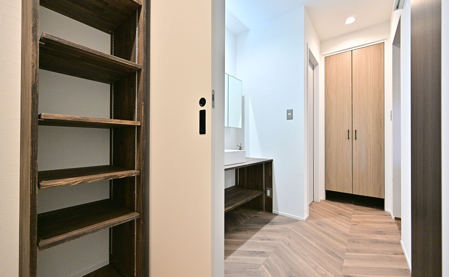 HOLOS HOME（ホロスホーム） 【名古屋市│スキップフロア｜ライトコート】２階リビングとインナーガレージのある家の建築実例画像15