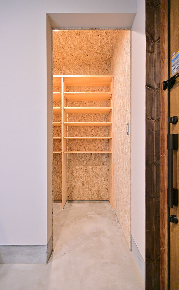 HOLOS HOME（ホロスホーム） 【名古屋市│スキップフロア｜ライトコート】２階リビングとインナーガレージのある家の建築実例画像17