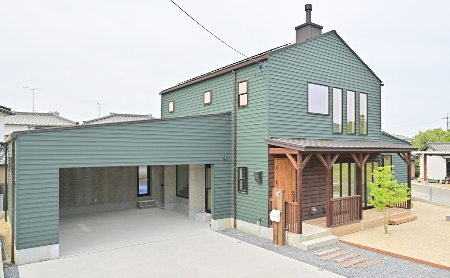 HOLOS HOME（ホロスホーム） 【知多郡｜畳スペース｜土間｜広々ガレージ】モスグリーンのガルバが映える、個性光るアウトドアハウスの建築実例画像2