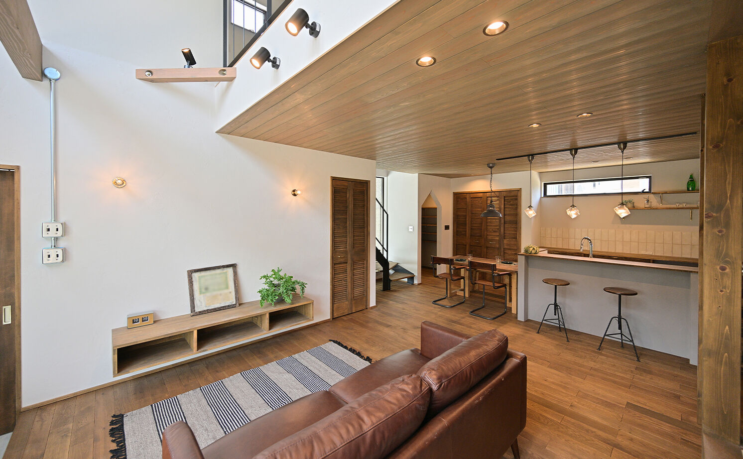 HOLOS HOME（ホロスホーム） 【知多郡｜畳スペース｜土間｜広々ガレージ】モスグリーンのガルバが映える、個性光るアウトドアハウスの建築実例画像4