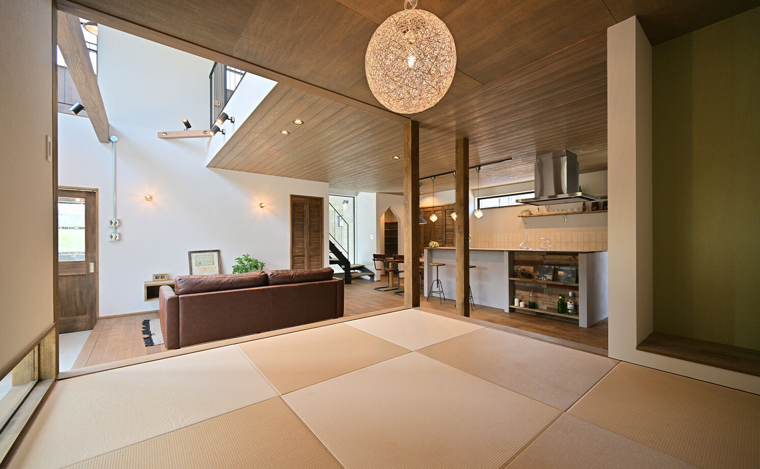 HOLOS HOME（ホロスホーム） 【知多郡｜畳スペース｜土間｜広々ガレージ】モスグリーンのガルバが映える、個性光るアウトドアハウスの建築実例画像6