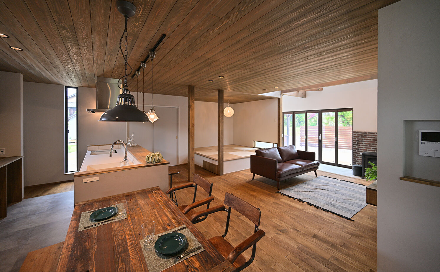 HOLOS HOME（ホロスホーム） 【知多郡｜畳スペース｜土間｜広々ガレージ】モスグリーンのガルバが映える、個性光るアウトドアハウスの建築実例画像8