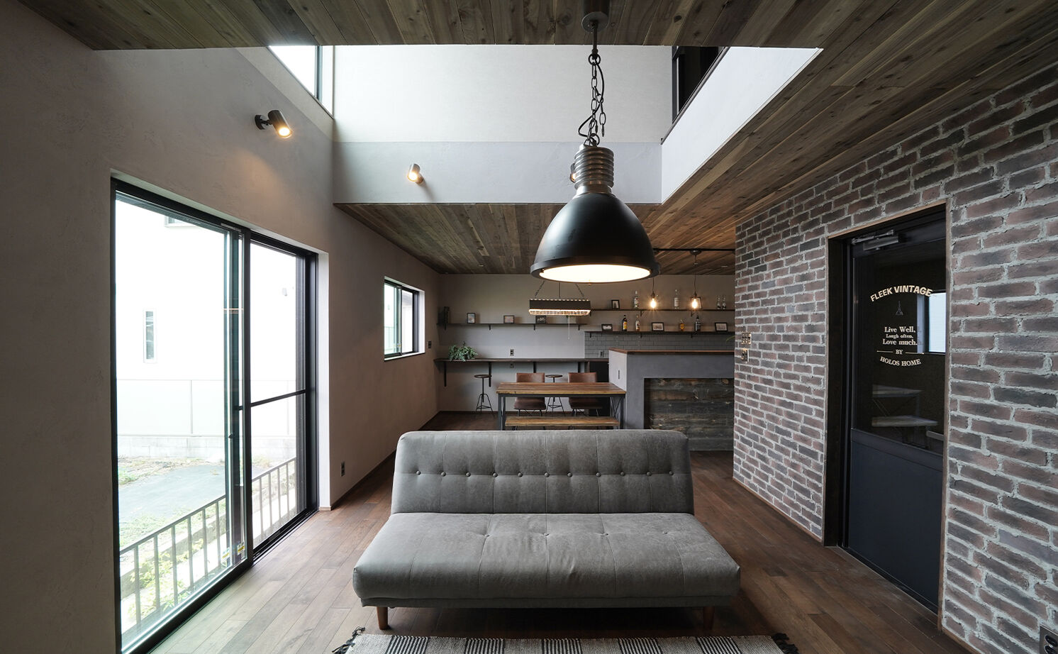 HOLOS HOME（ホロスホーム） 【西春日井郡｜レンガ貼り｜吹き抜け】時を重ねるごとに味わいを増す、ヴィンテージガレージハウスの建築実例画像2