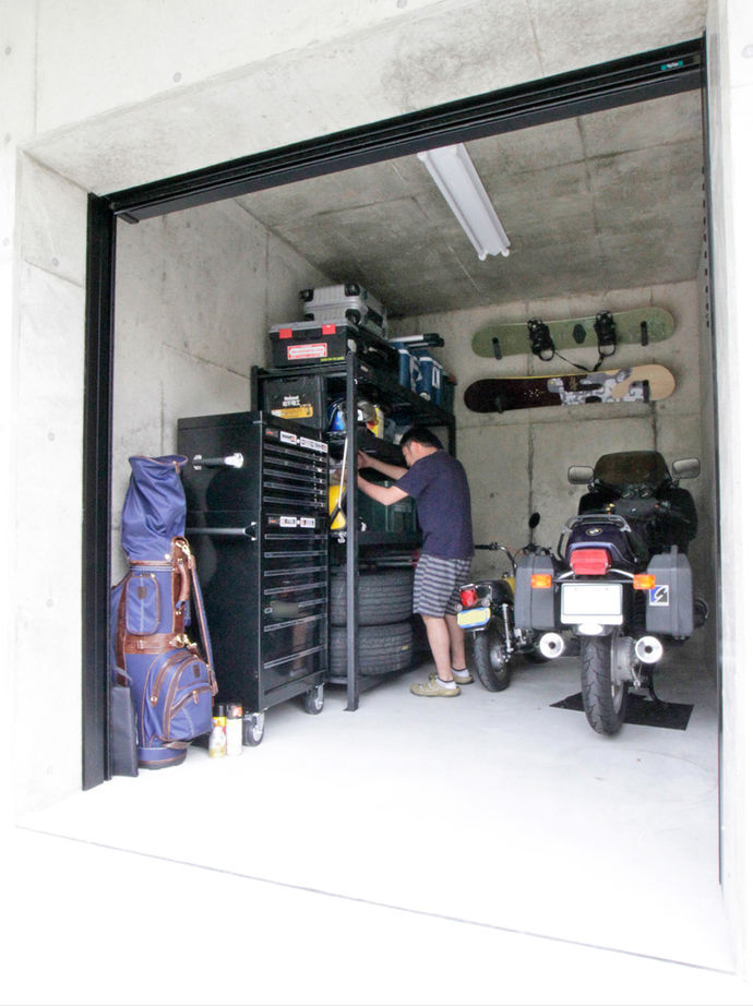 遊友建築工房 【神戸市/2000万円台/間取り図有】ガレージ上のウッドデッキにつながるLDK。光に満ちたリラックス空間の建築実例画像2