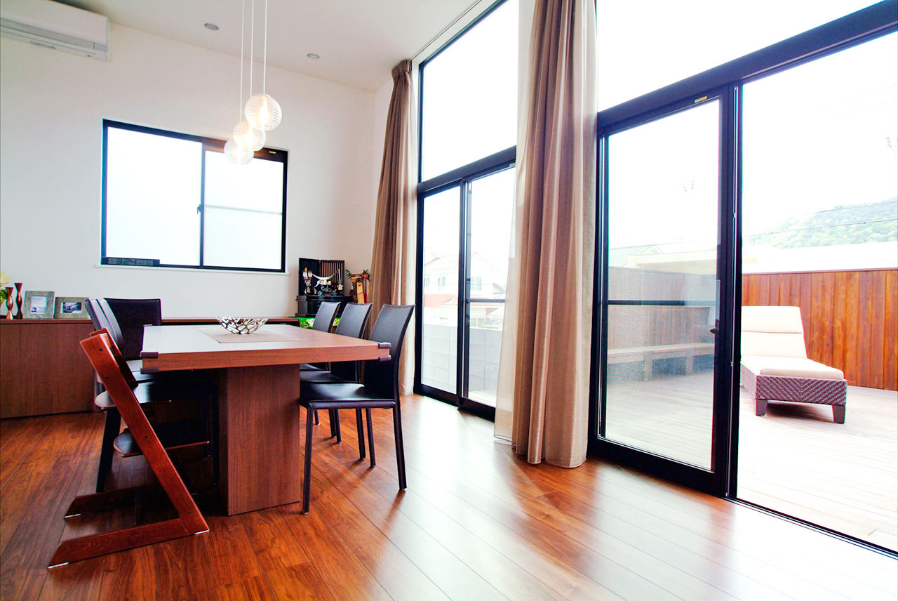 遊友建築工房 【神戸市/2000万円台/間取り図有】ガレージ上のウッドデッキにつながるLDK。光に満ちたリラックス空間の建築実例画像3