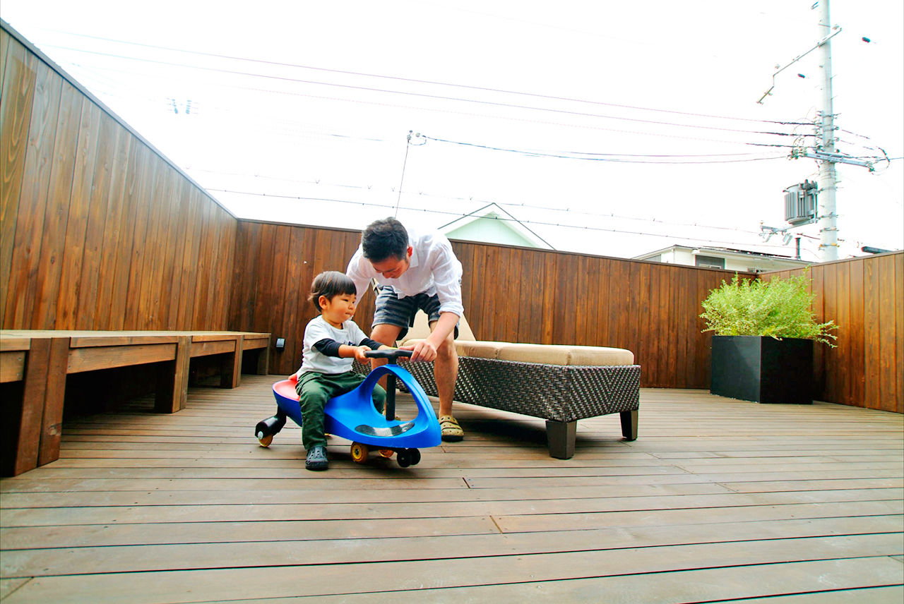 遊友建築工房 【神戸市/2000万円台/間取り図有】ガレージ上のウッドデッキにつながるLDK。光に満ちたリラックス空間の建築実例画像4