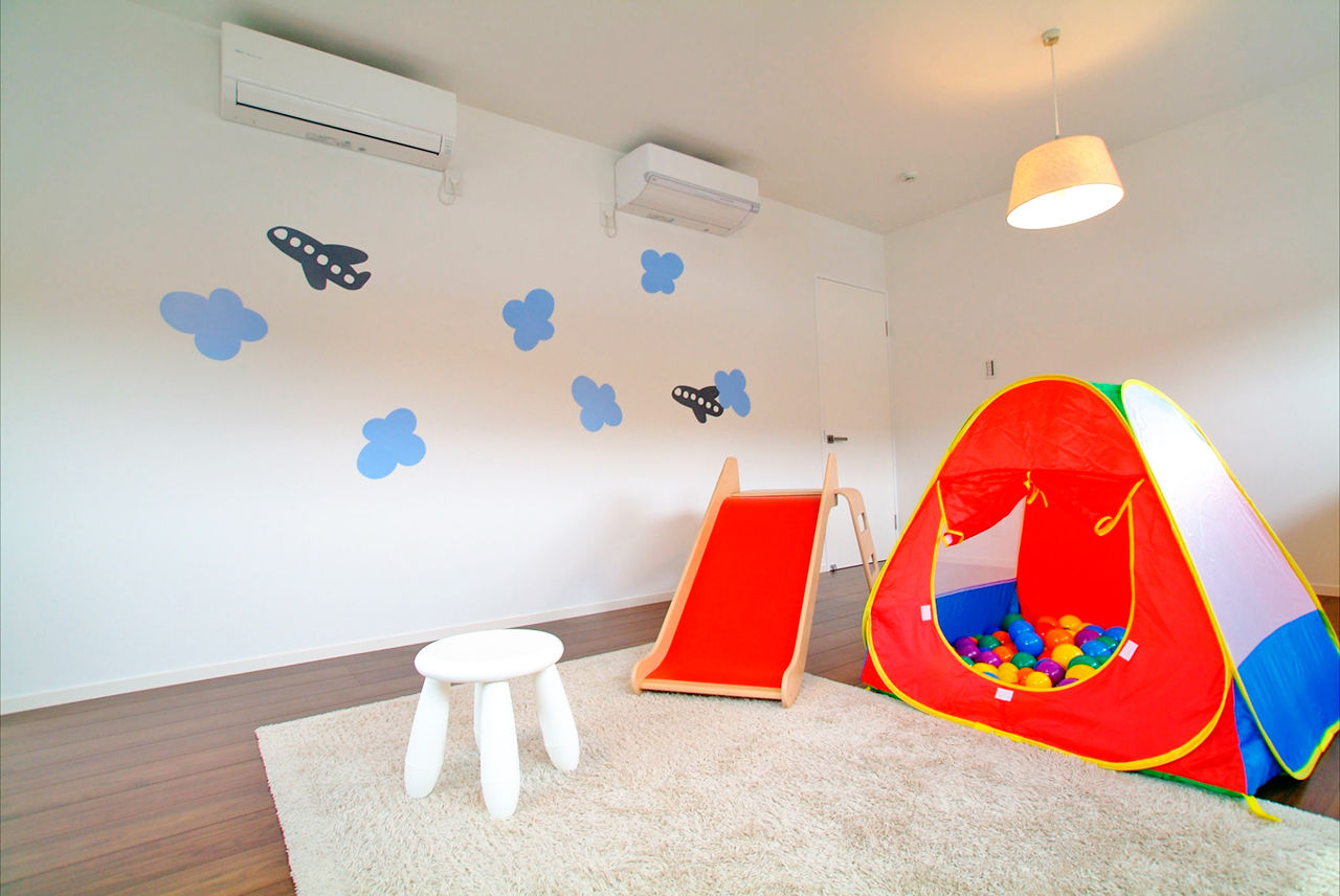 遊友建築工房 【神戸市/2000万円台/間取り図有】ガレージ上のウッドデッキにつながるLDK。光に満ちたリラックス空間の建築実例画像6