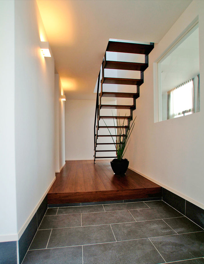 遊友建築工房 【神戸市/2000万円台/間取り図有】ガレージ上のウッドデッキにつながるLDK。光に満ちたリラックス空間の建築実例画像9