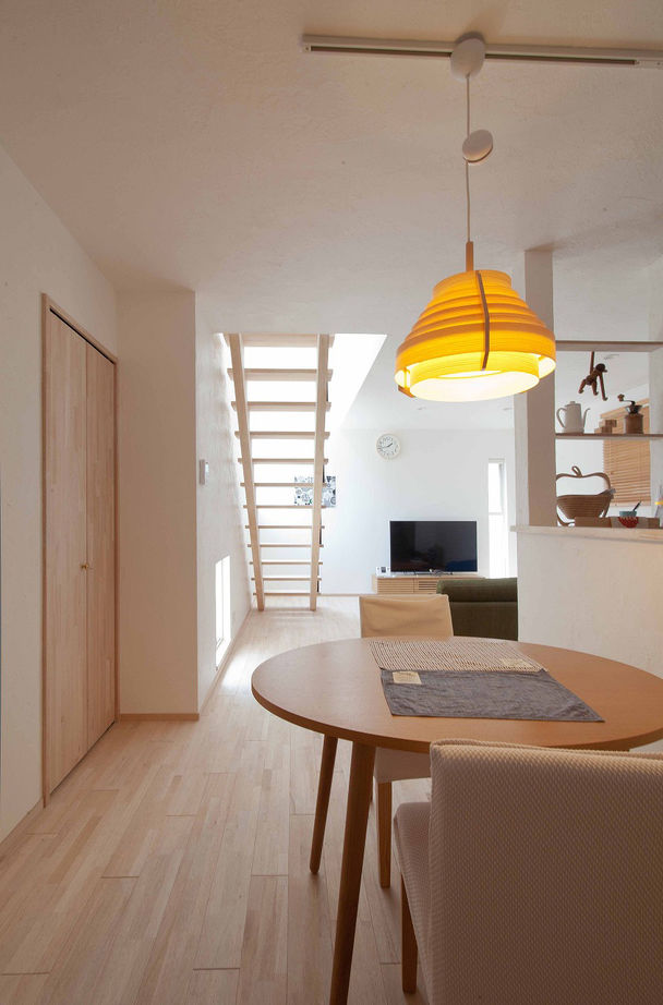 遊友建築工房 【尼崎市/1000万円台/20坪台/間取り図有】心地いい無垢床、漆喰壁。北欧インテリアの似合う狭小の家の建築実例画像6