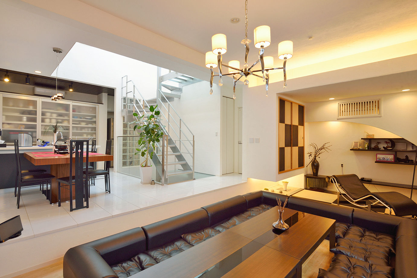 遊友建築工房 【尼崎市/3000万円台/インナーガレージ/間取り図有】ビルトインガレージに愛車2台ゆったり格納、3階建ての建築実例画像2