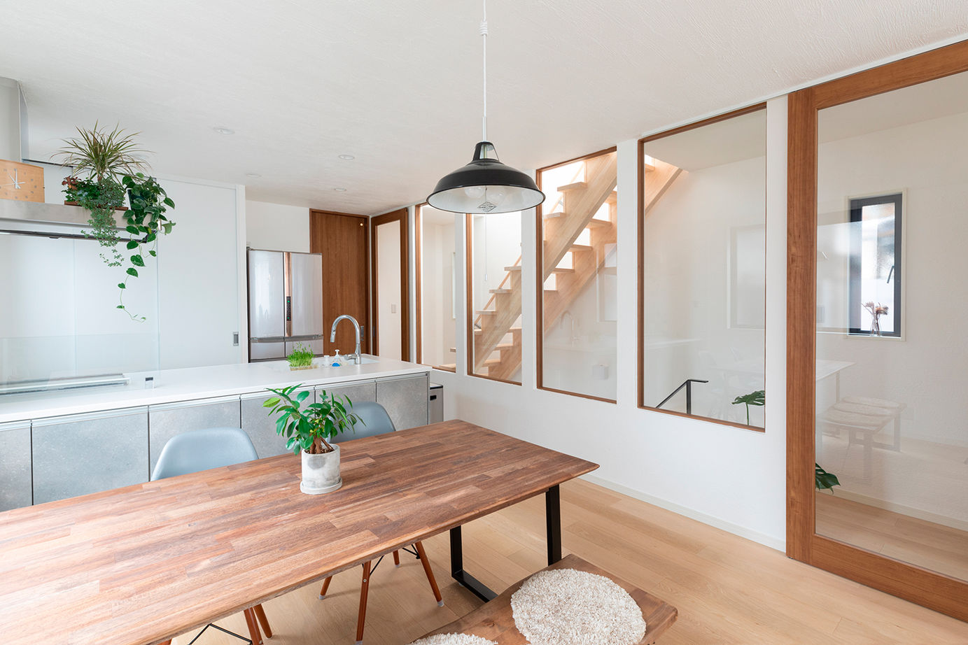 遊友建築工房 【西宮市/2000万円台/20坪台/間取り図有】クールなデザインの3階建て。室内へ入れば驚きの広さ、明るさ！の建築実例画像4