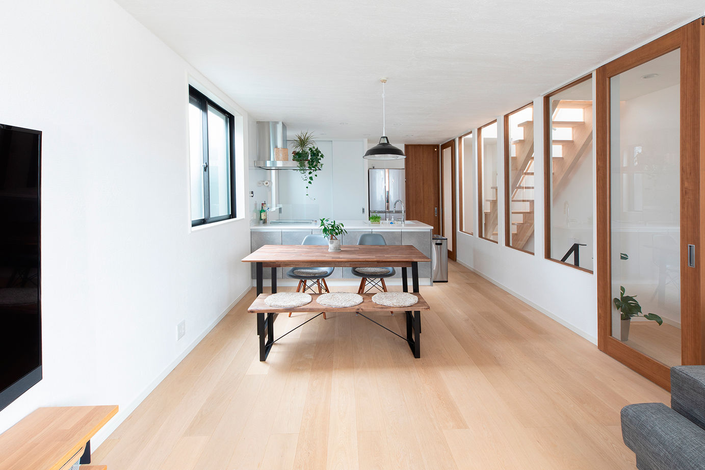 遊友建築工房 【西宮市/2000万円台/20坪台/間取り図有】クールなデザインの3階建て。室内へ入れば驚きの広さ、明るさ！の建築実例画像5