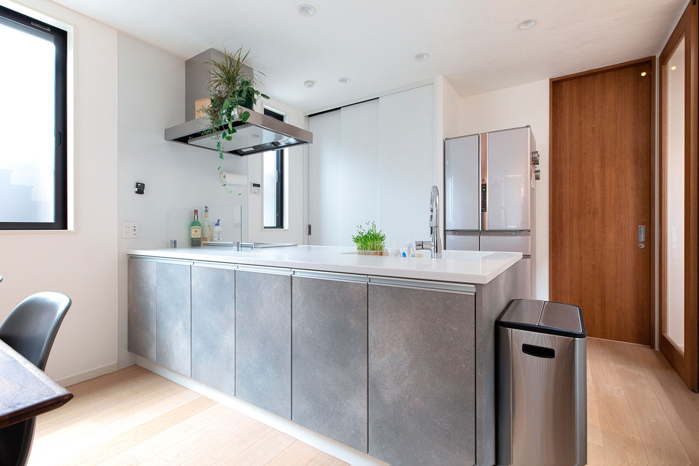 遊友建築工房 【西宮市/2000万円台/20坪台/間取り図有】クールなデザインの3階建て。室内へ入れば驚きの広さ、明るさ！の建築実例画像6