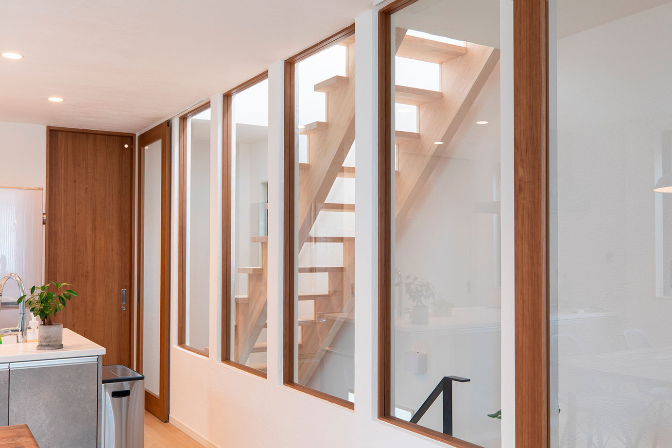 遊友建築工房 【西宮市/2000万円台/20坪台/間取り図有】クールなデザインの3階建て。室内へ入れば驚きの広さ、明るさ！の建築実例画像9