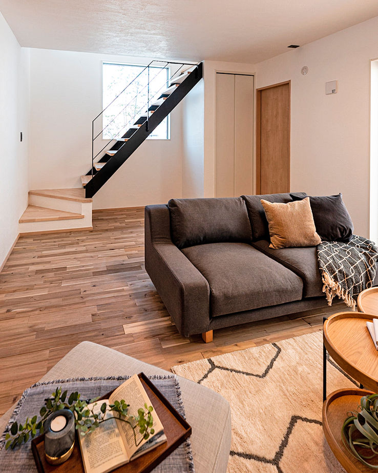 遊友建築工房 【尼崎市／2000万円台】密集地でも明るく、プライバシー保護。車２台以上駐車できる、張り出した軒のある家の建築実例画像2