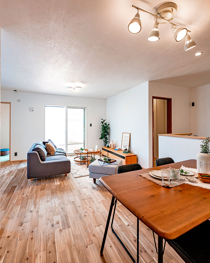 遊友建築工房 【尼崎市／2000万円台】密集地でも明るく、プライバシー保護。車２台以上駐車できる、張り出した軒のある家の建築実例画像3