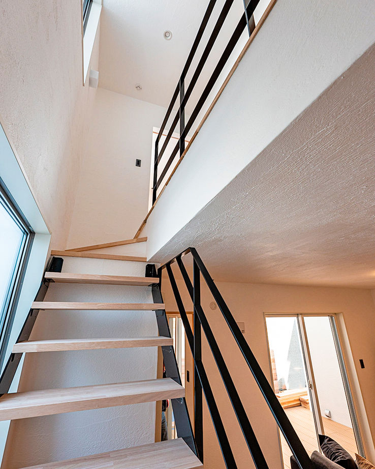 遊友建築工房 【尼崎市／2000万円台】密集地でも明るく、プライバシー保護。車２台以上駐車できる、張り出した軒のある家の建築実例画像4