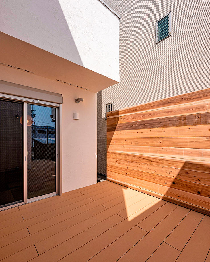 遊友建築工房 【尼崎市／2000万円台】密集地でも明るく、プライバシー保護。車２台以上駐車できる、張り出した軒のある家の建築実例画像5