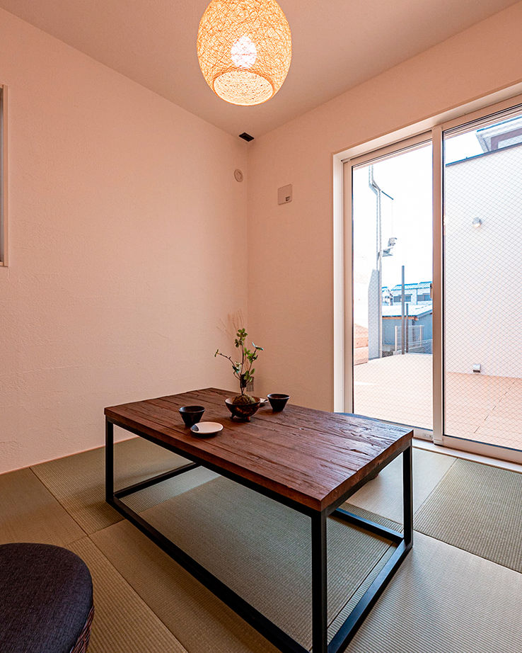 遊友建築工房 【尼崎市／2000万円台】密集地でも明るく、プライバシー保護。車２台以上駐車できる、張り出した軒のある家の建築実例画像6